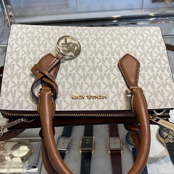 Michael Kors Small Sheila Satchel Crossbody
Vanilla
NWT - Picture 8 of 16
